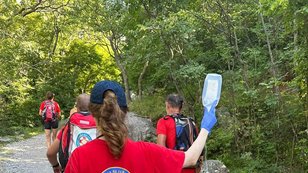 Turistka porodila dítě při túře v Chorvatsku (1)