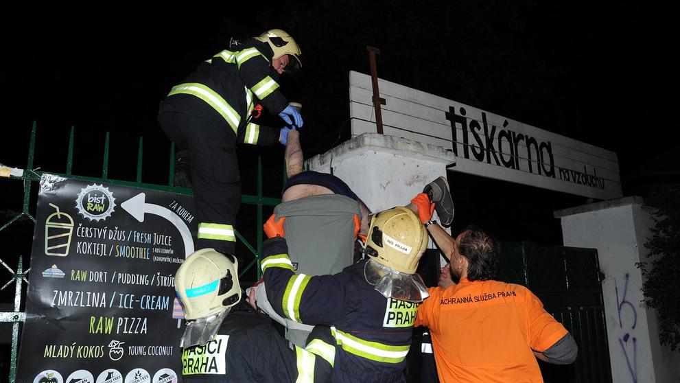 Mladík zůstal viset na plotě