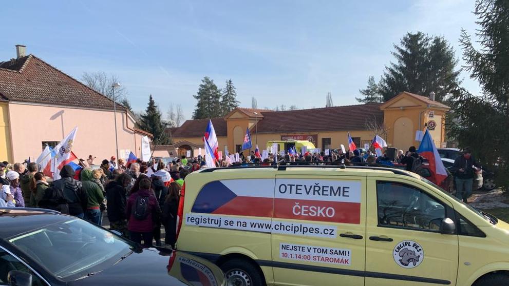 K domu ministra Jana Hamáčka se vydali demonstranti - 3