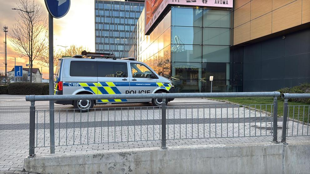 Poškozený sloupek závory u O2 areny