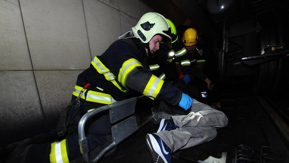Vyprošťování muže zaklíněného pod soupravou metra na Florenci - 2
