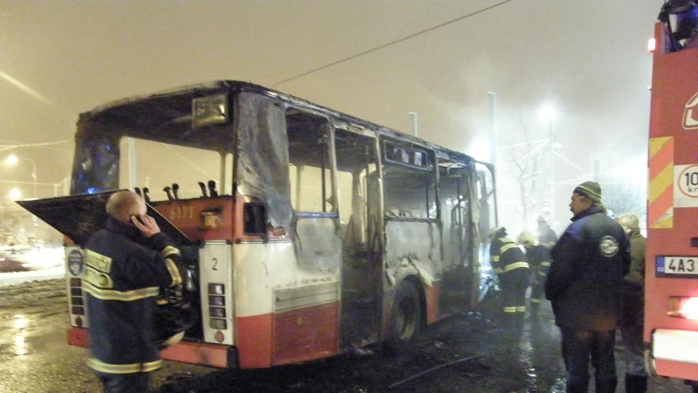 V pražských Kobylisích téměř shořel autobus MHD-4