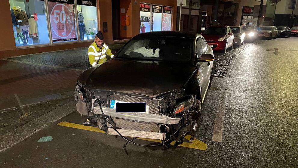 Řidič audi naboural dvě auta a utekl (cropped)