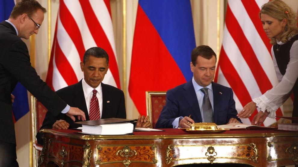 Obama a Medveděv v sále-3