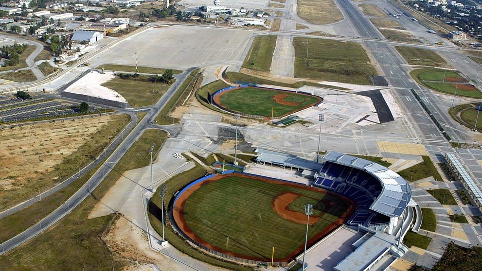 Olympijský baseballový stadion uprostřed opuštěného letiště Hellinikon