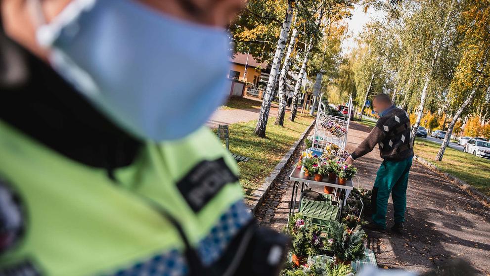 Prodej věnců u pardubického hřbitova - 3