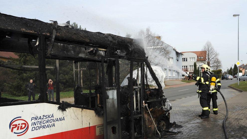Požár autobusu v pražských Kyjích