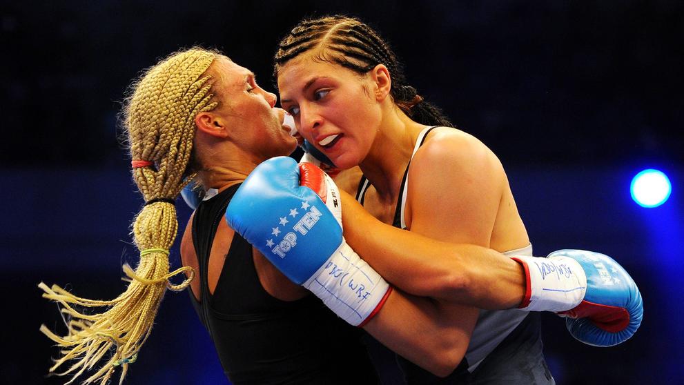 Mikaela Laurenová, Christina Hammerová - 9