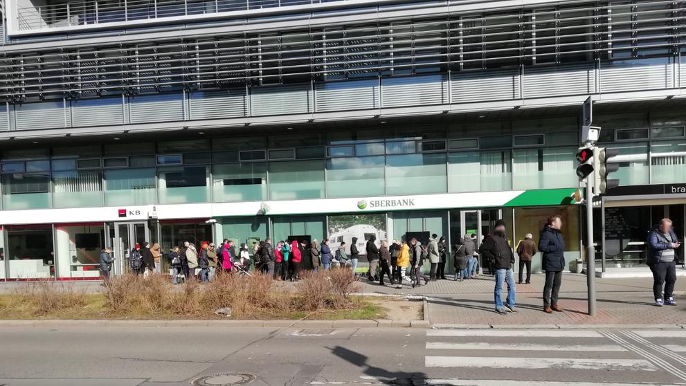 Fronty lidí před bankou Sberbank (5)