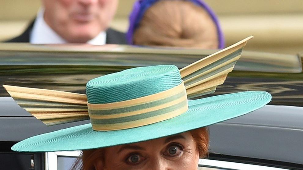 Podívejte se, jak to na svatbě slušelo Meghan a Kate!