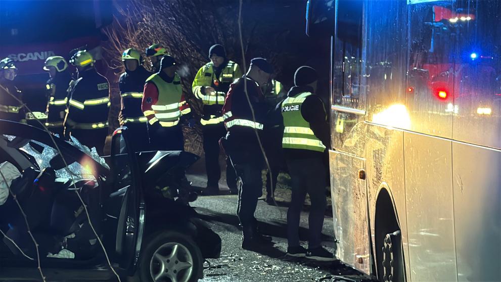 Nehoda autobusu a osobního auta u Českého Brodu