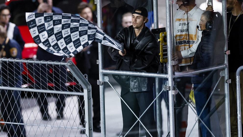 Zpěvák Justin Bieber si dokonce zamával šachovnicovou vlajkou