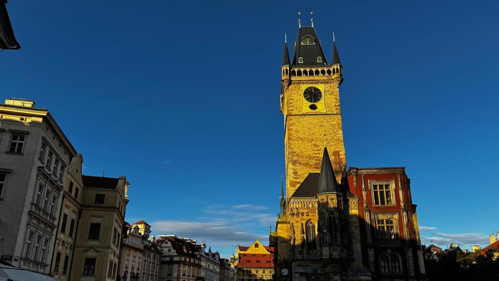 Na Staromáku probíhá demontáž nelegálních předzahrádek (10)