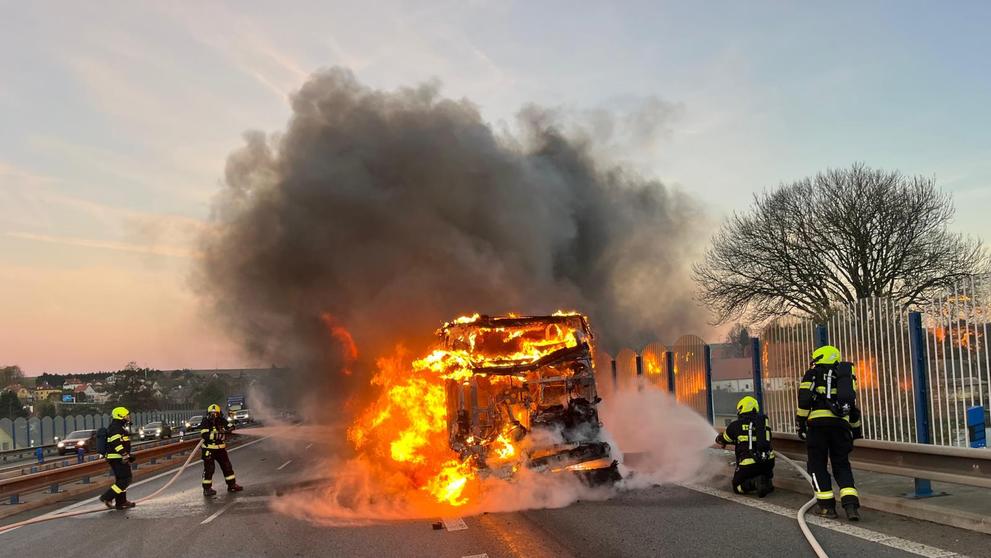 Hořící autobus na silnici I/35 u Chrastavy
