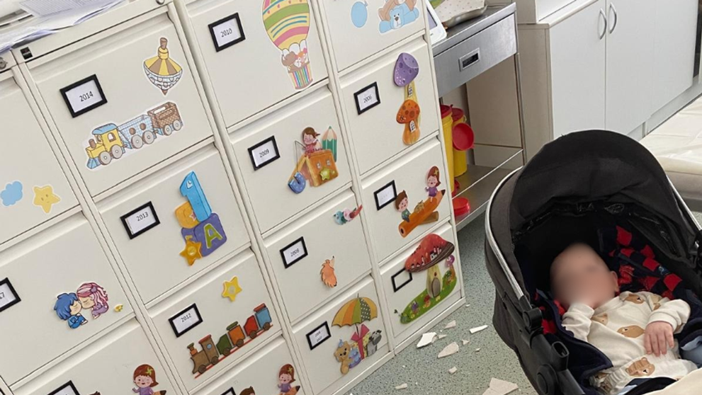 Na poliklinice spadl ze stropu velký kus omítky (2)