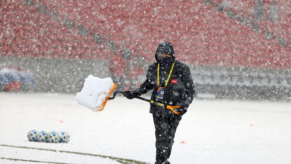 Pracovníci stadionu museli lopatami vyházet všechny lajny