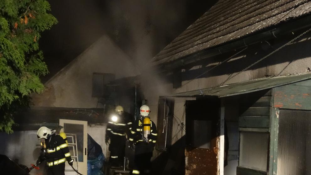 V pražských Horních Počernicích vyhořel domek obývaný Ukrajinci, oba jsou zranění - 5