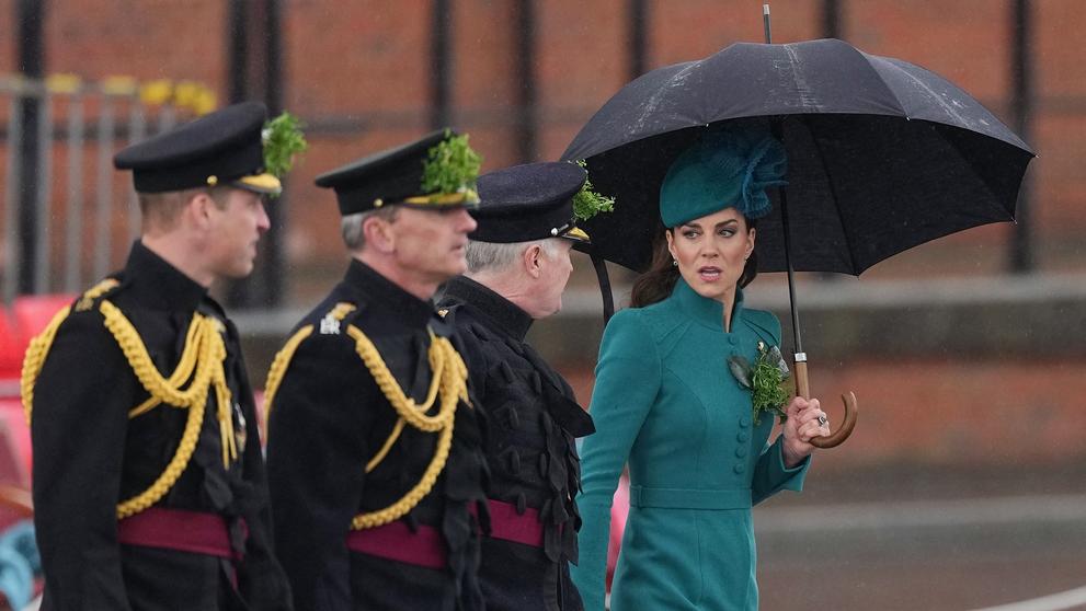 Kate a William na oslavách Dne sv. Patrika s Irskými gardami
