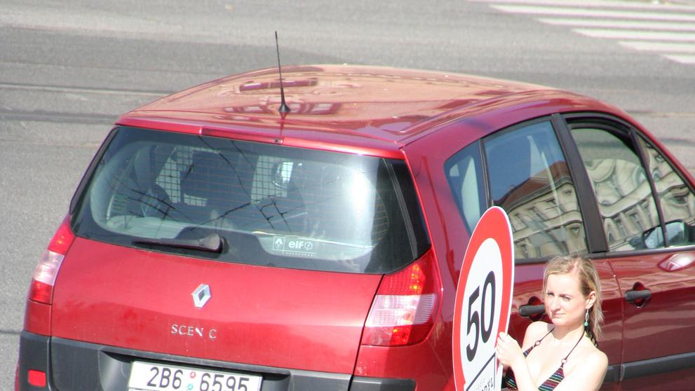 Dopravní značky držely polonahé slečny - 10
