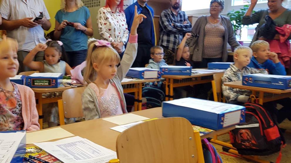 První školní den - dcera reportéra Davida Pika Amélka