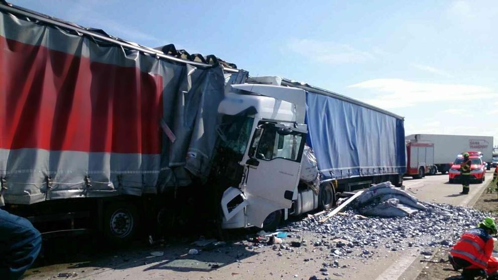 Hromadná nehoda šesti kamionů na D2 - 4