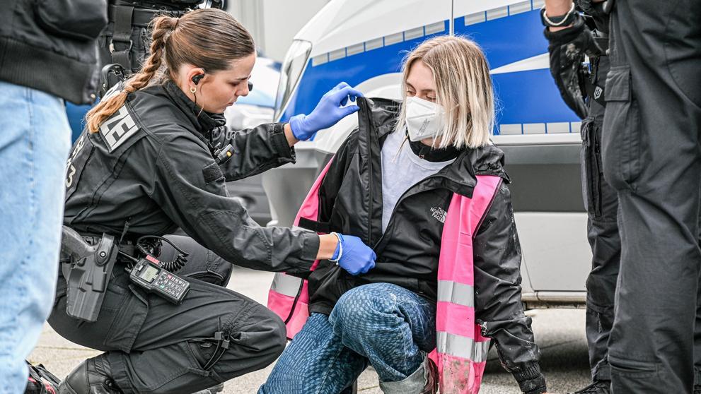 Protesty aktivistů proti autosalonu v Mnichově