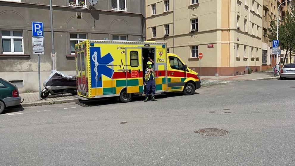 Policisté hledali násilníka, po vstupu do bytu jednoho z nich zranil výbuch - 9