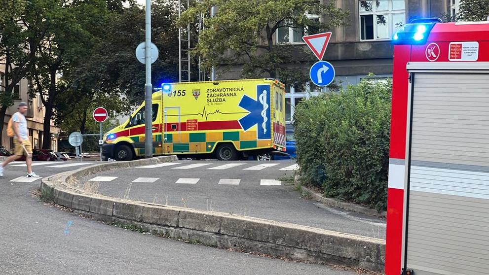 Sanitka shořela u Žižkovské věže v Praze
