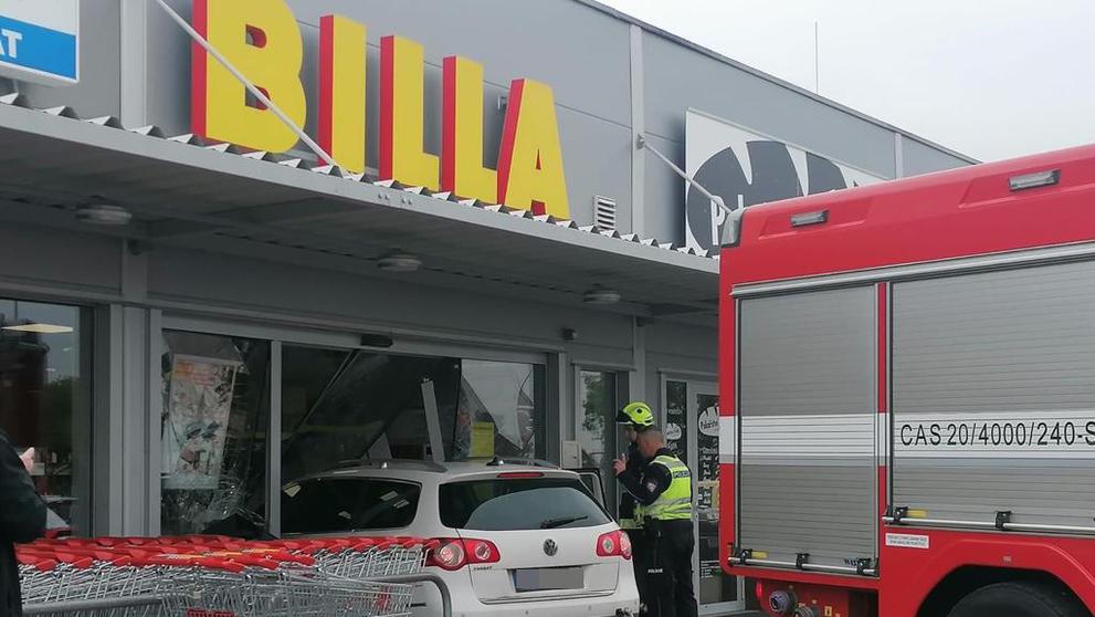 Auto vjelo do supermarketu