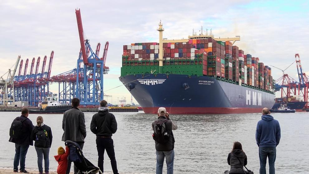 Největší kontejnerová loď světa HMM Algeciras připlula do Hamburku - 3