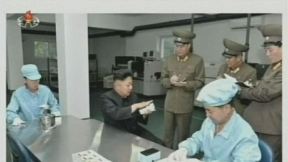 Kim Čong-un v údajné továrně na mobilní telefony - 4