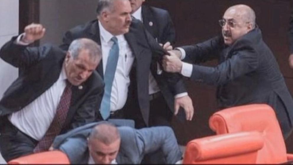 Rvačka v tureckém parlamentu - 2