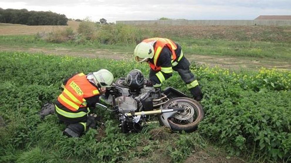 Motorkář vs. auto - nehoda - 2