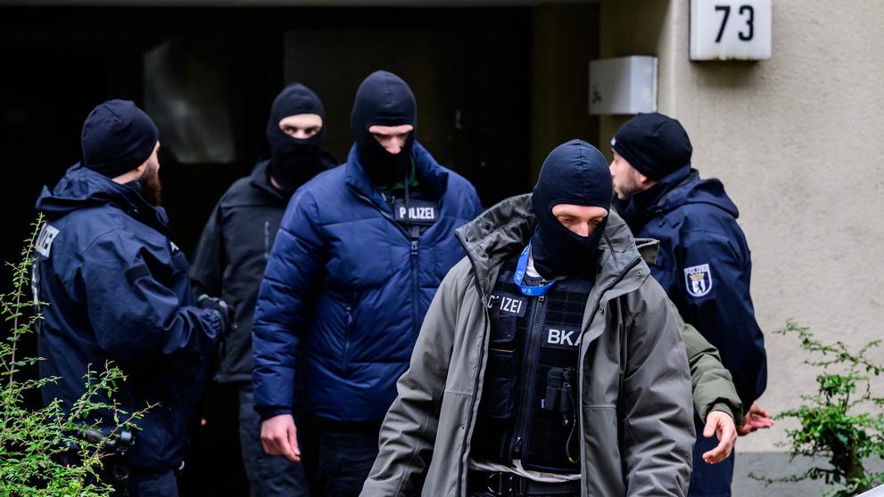 Kriminalisté na místě zatčení Daniely Klettové, 27. 2. 2024 Berlín