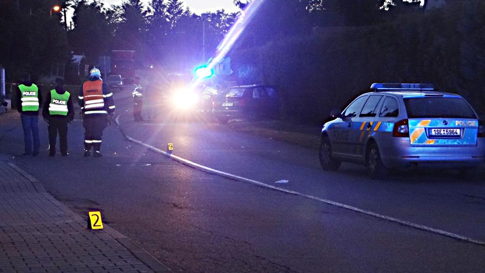 Opilá řidička smetla tátu s desetiletým synem na chodníku uprostřed vesnice