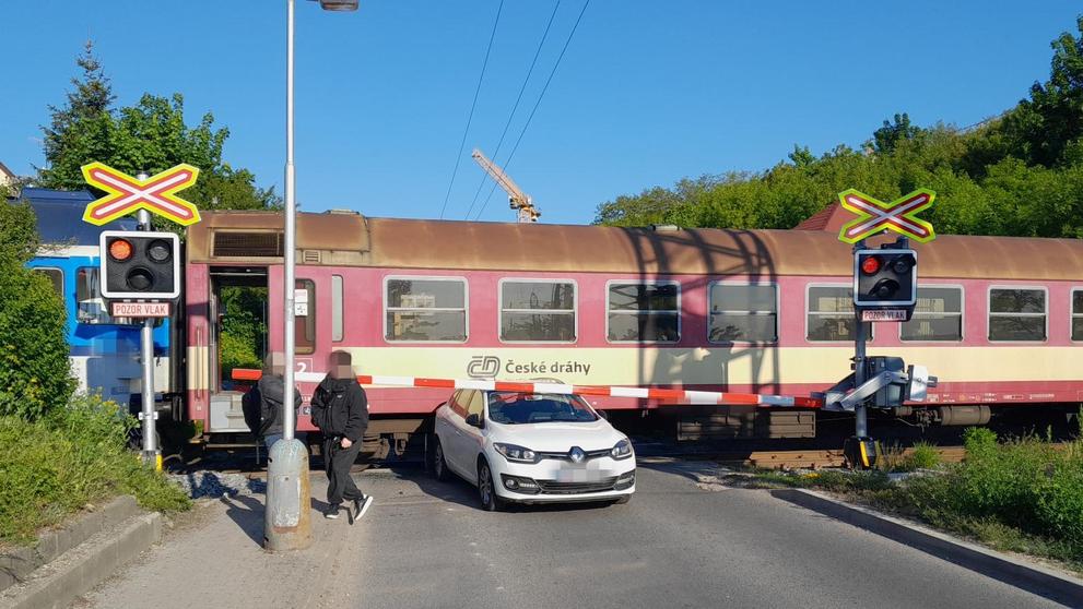 Dopravní nehoda vlaku a osobního automobilu v Kladně HZS Středočeského kraje (1)
