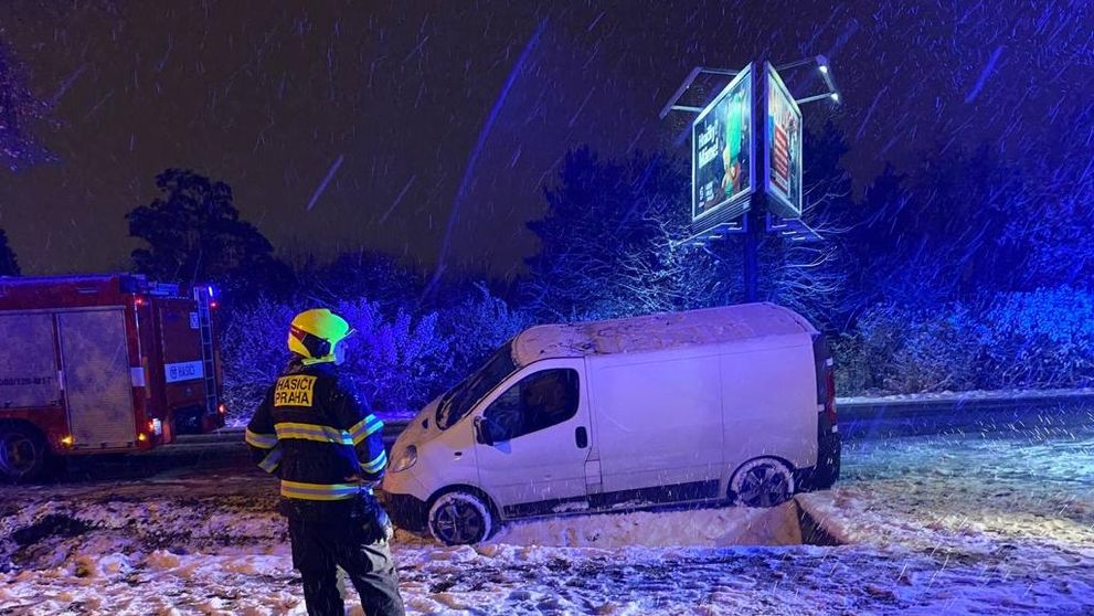 Sníh komplikuje dopravu v Praze