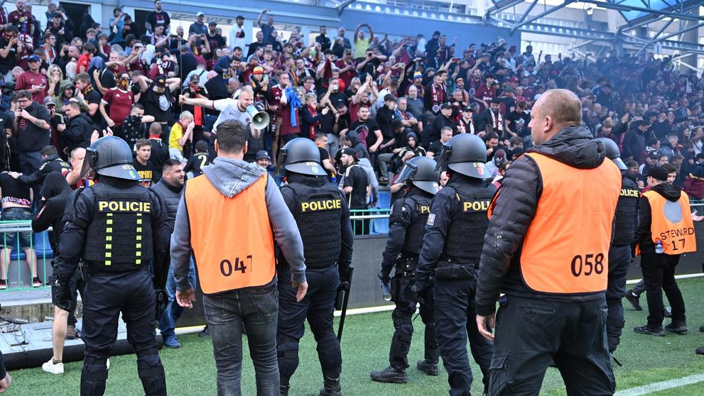 Policejní těžkooděnci zasahovali proti fanouškům Sparty oslavujícím mistrovský titul, 18. 5. 2024 (3)