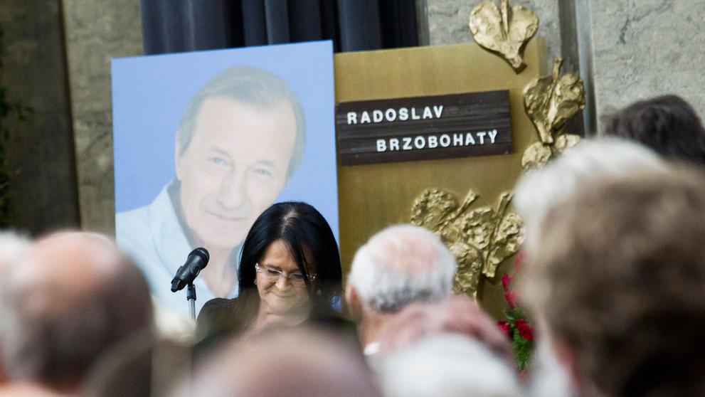 Lidé kladou věnce k rakvi Radka Brzobohatého - 2