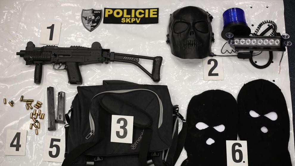 Recidivista přepadl hernu se samopalem, dlouho neunikal - 5