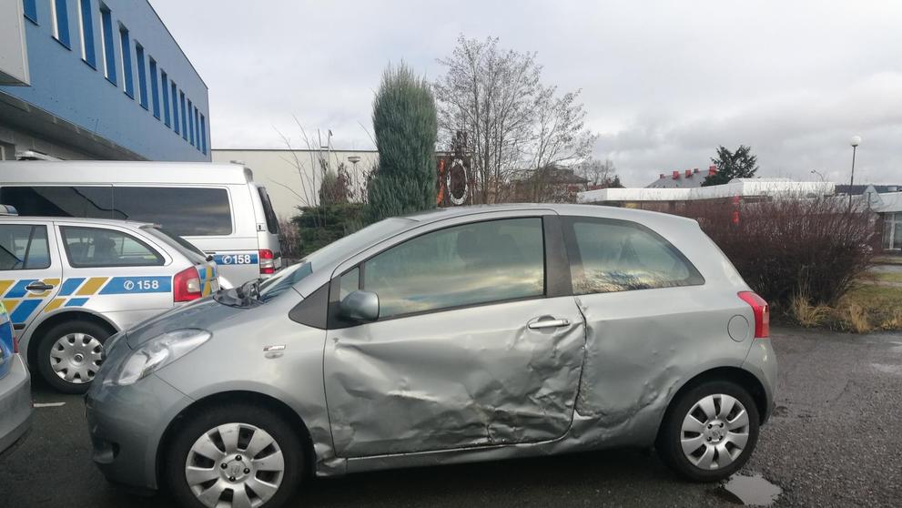 Pod vlivem drog bodal do policejního auta