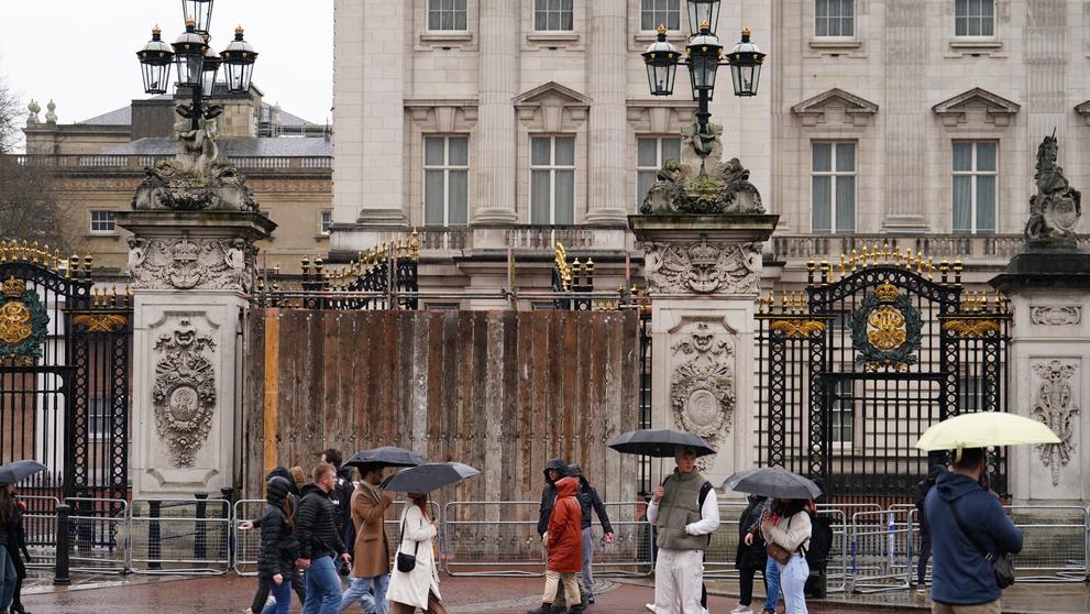 Poškozená brána do Buckinghamského paláce