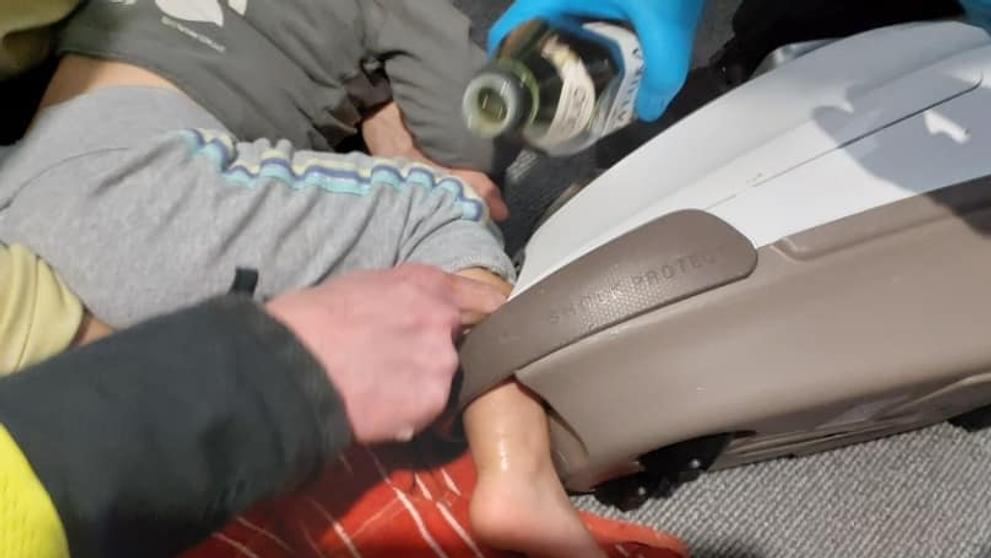 Chlapečkovi se zasekla noha ve vysavači (4)