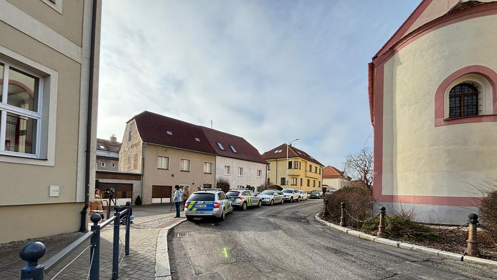 Zásah policie na základní škole v Českých Budějovicích (4)
