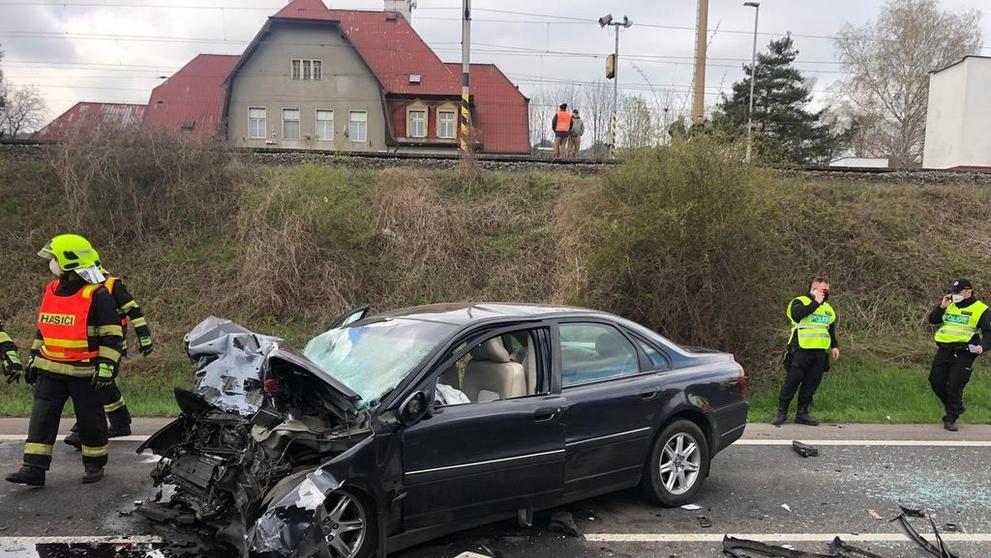 Nehoda tří osobních aut u obce Prackovice nad Labem - 2