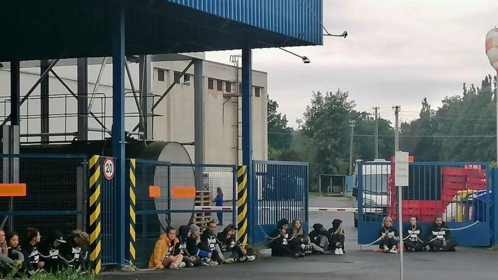 Aktivisté u drůbežárny Mirovice na Písecku - 2