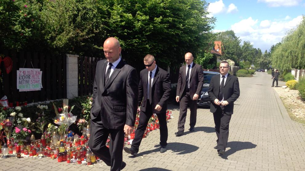 Ochranka před domem v Uhříněvsi