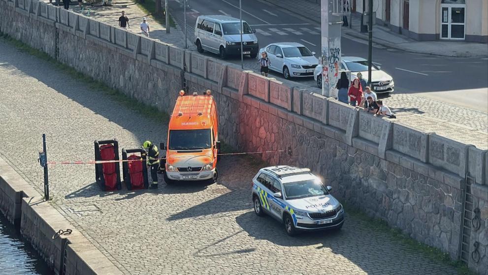 Nález dělostřeleckého granátu a pistole na Pražské náplavce