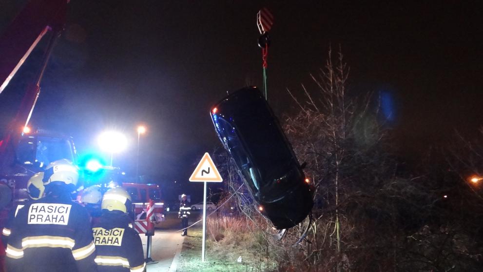 Nabourané auto dostal zpět na silnici až jeřáb