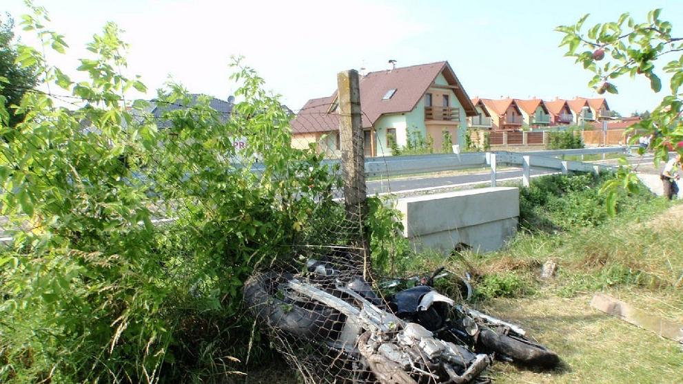 Pro těžce zraněného motorkáře letěl vrtulník - 1